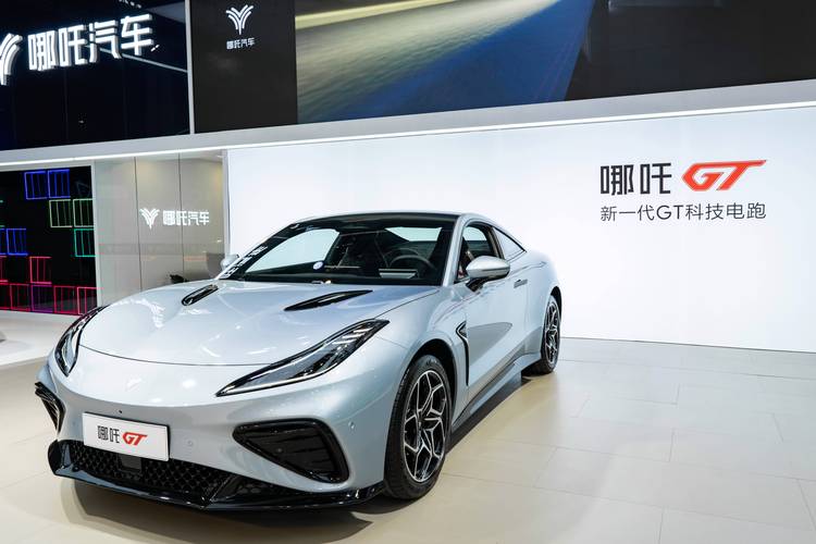 重庆205哪吒汽车在智能汽车领域的表现，领途汽车在新能源汽车市场中的影响力